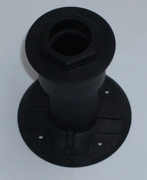 Schwarzer Kunststoffadapter mit hexagonalem oberen Ende und runder Basis zur Montage, möglicherweise für Daikin Systeme zur Durchleitung von Füllstandsanzeigen.
